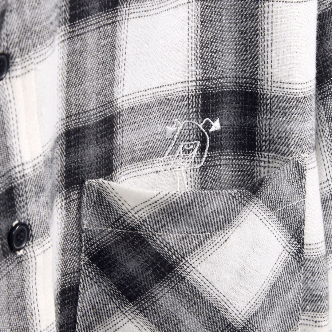 
                  
                    隠れ刺繍サイン入りチェックシャツ
                  
                